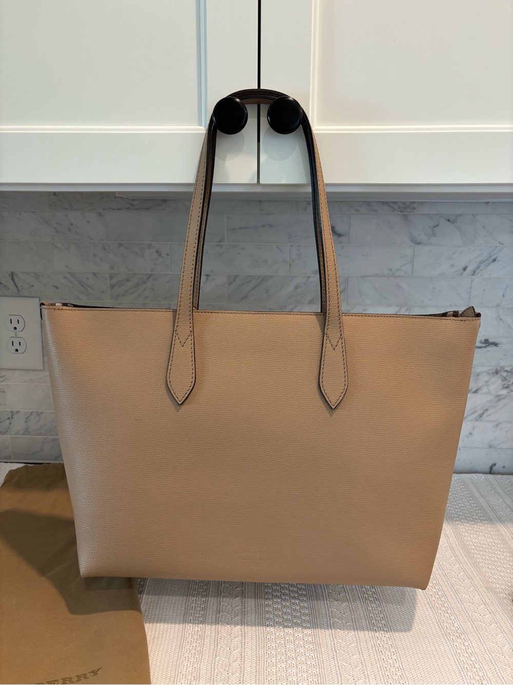 Burberry Camel Leather Zip Tote with Detachable Logo Tag in PRISTINE Condition - Picture 2 of 11